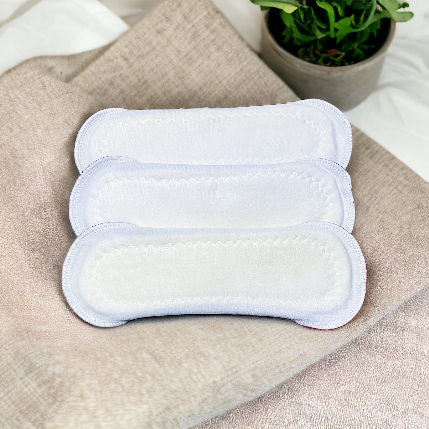Paquete 3 toallas flujo regular 26cms minky blanco