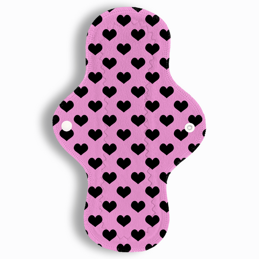 Abundante corazones negros fondo rosa 29 cms