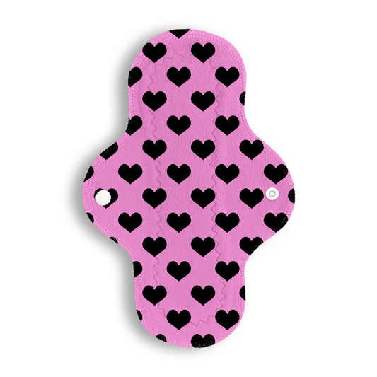 Regular corazones negro fondo rosa 26 cms
