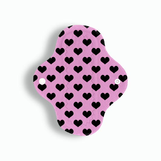 Maxi panti corazones negro fondo rosa 20 cms