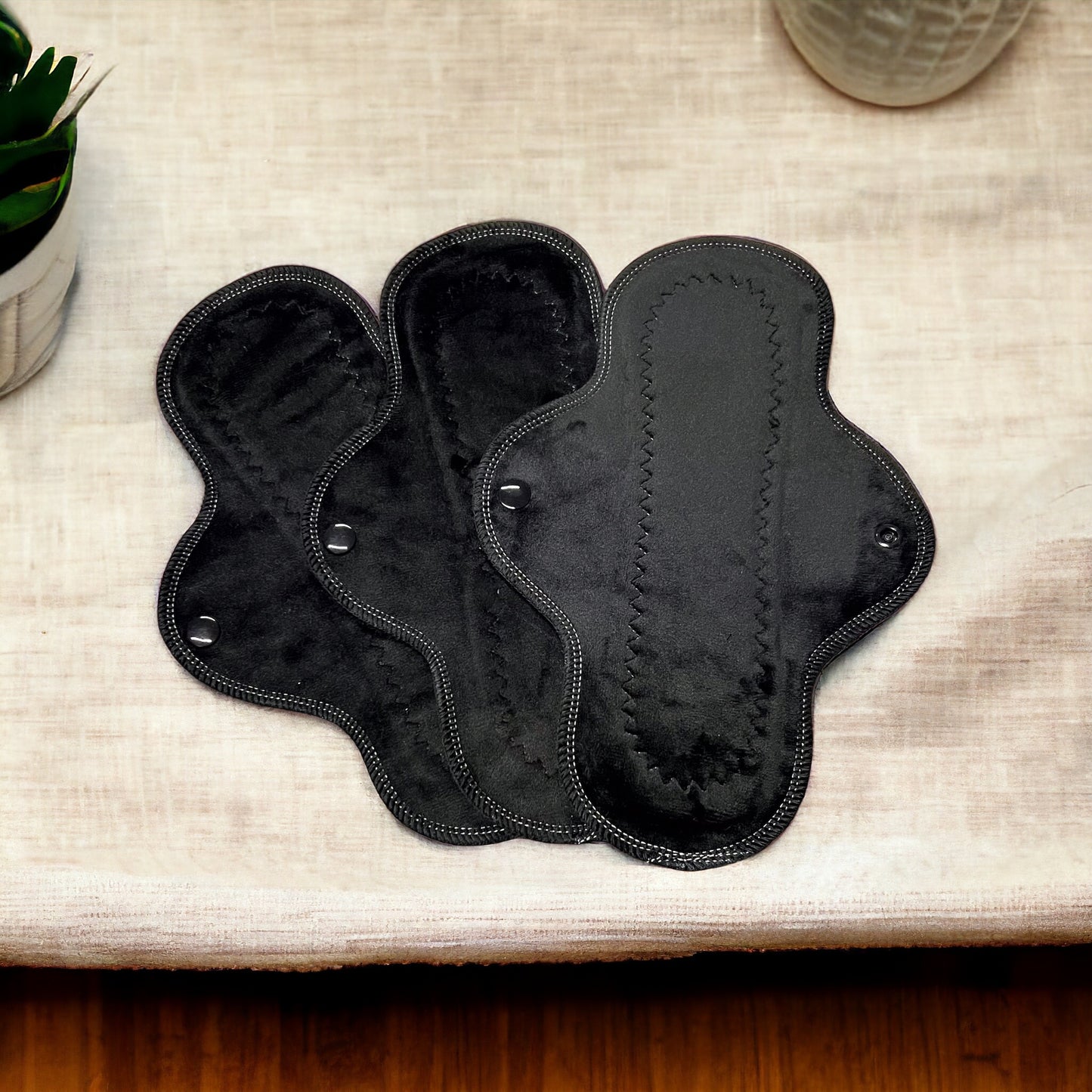 Paquete 3 toallas flujo regular 26cms minky negro